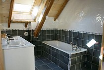 Chalet Milliat - badkamer met wastafel en bad